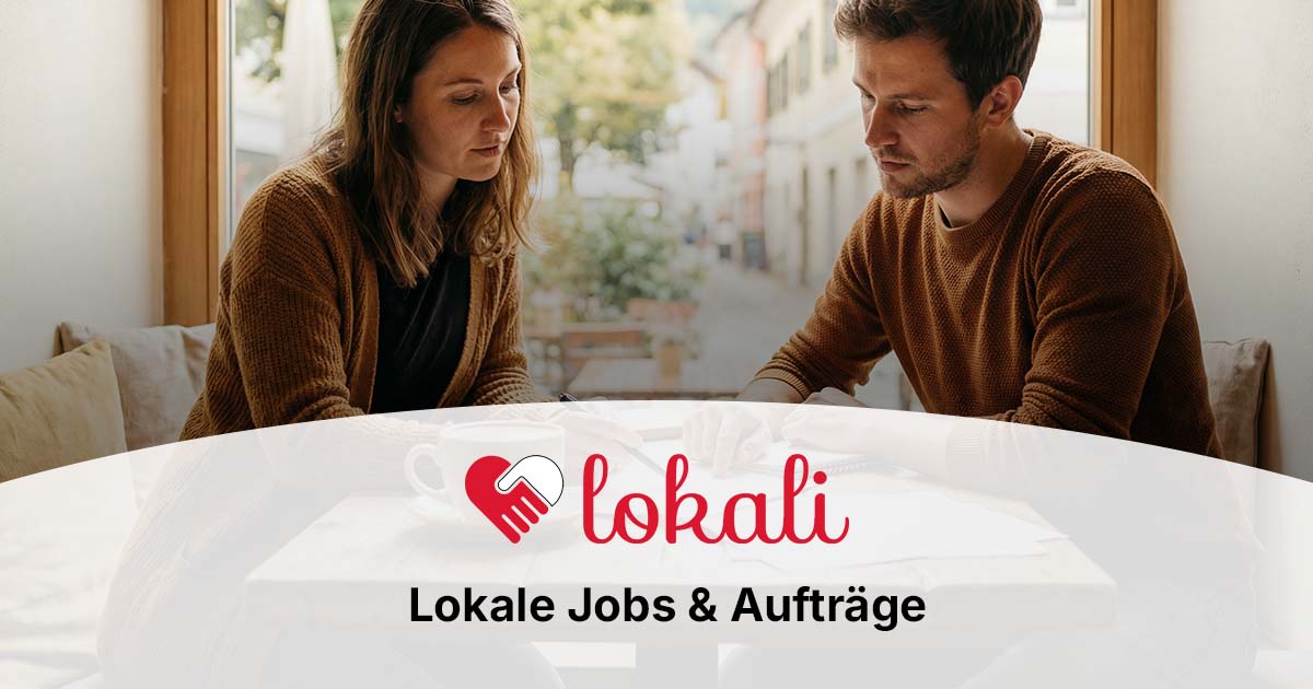 Ein Pärchen sitz an einem Tisch und geht die Finanzen durch.